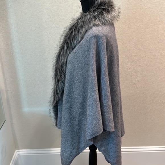 La Fiorentina Ruana with Faux fur Collar - Picture 4 of 7